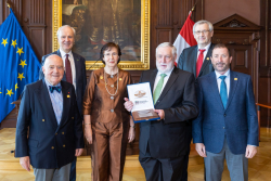 IUSS Distinguished Service Medal 2020 an Dr. Fischler - Prof. Hubert Hasenauer, Prof. Winfried E.H. Blum, Prof. Laura Bertha Reyes Sánchez, Dr. Franz Fischler, Prof. Rainer Horn, Dr. Andreas Baumgarten- © BOKU